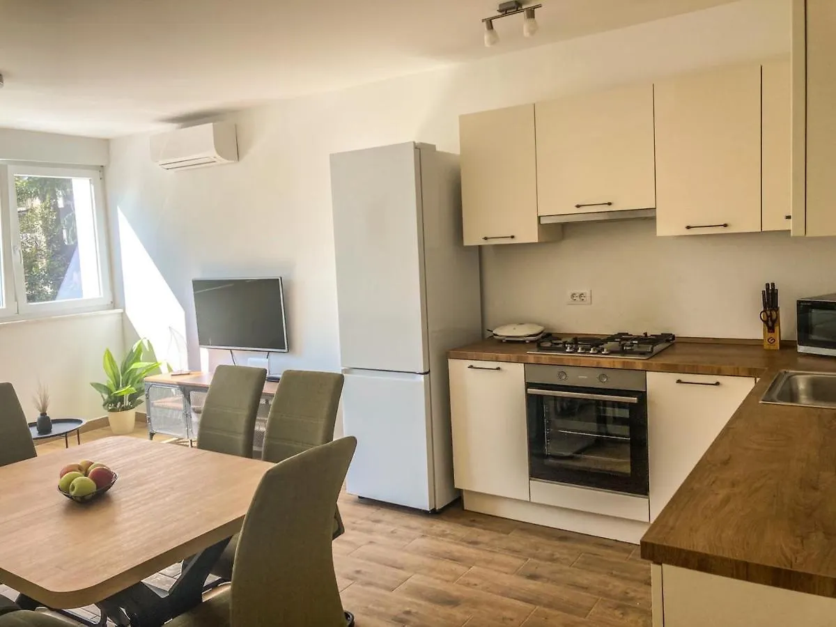 Apartment Mare Pula 0*,